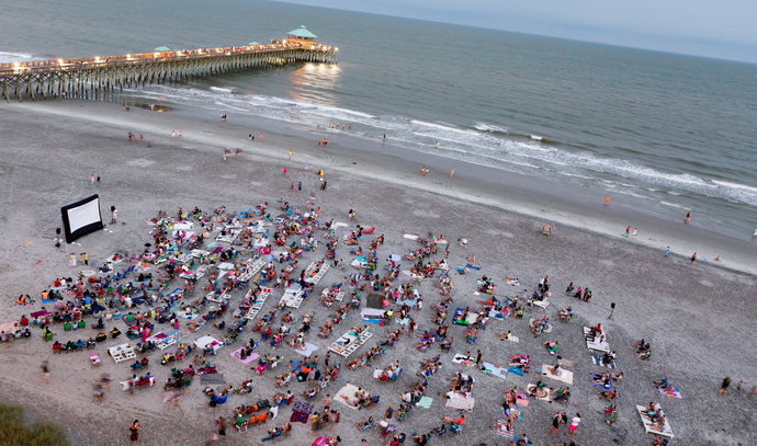 How to install your outdoor movie cinema on the beach