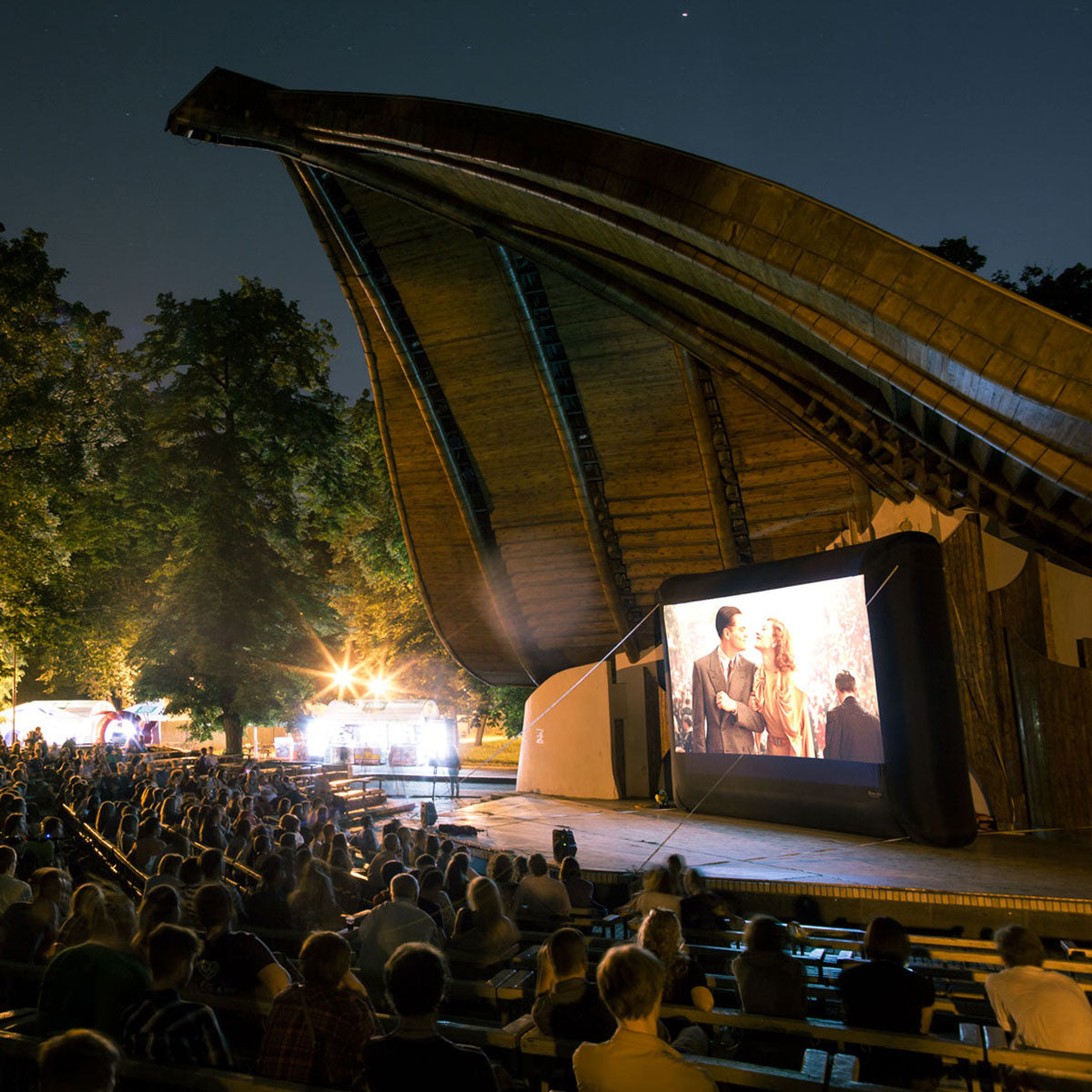 প্রদর্শনীর সময় ২০ ফুটের Open Air Cinema Standard পর্দার সামনে বসা দর্শক